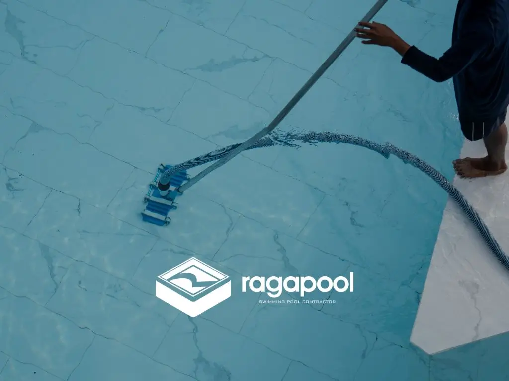 menjernihkan air kolam renang yang hijau membersihkan area